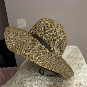 Elegant Straw Hat with Black Leather Band